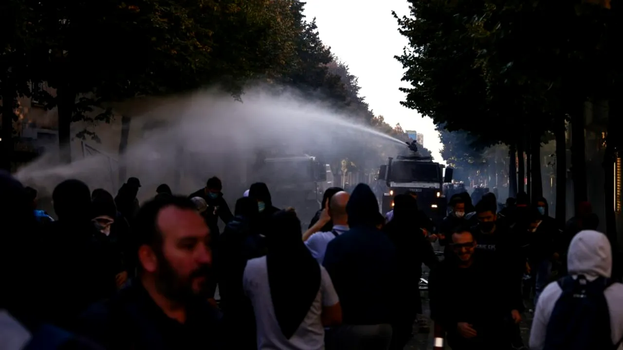 Albania, paralizată de proteste violente. MAE emite o atenționare de călătorie pentru români