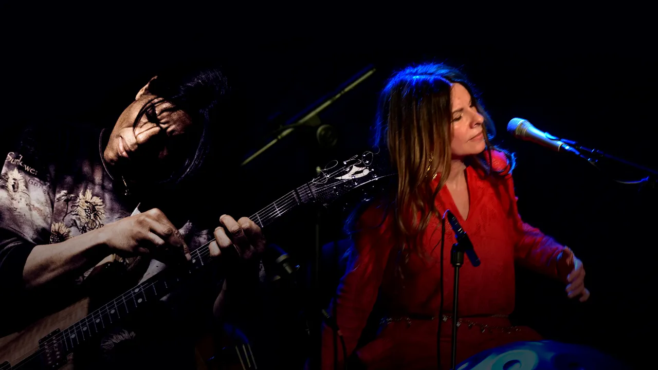 Teodora Brody Enache şi chitaristul american Stanley Jordan improvizează live, la Bucureşti