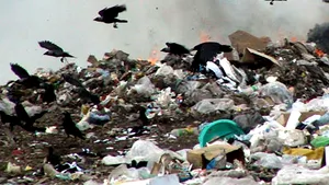 Depozit de gunoi pe marginea unui lac din Văcăreşti care aprovizionează cu apă Capitala