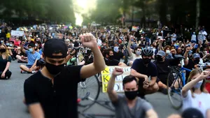 Recomandările experţilor pentru protestatari pentru a evita răspândirea Covid-19: Să nu strige şi să aibă la ei dezinfectanţi

