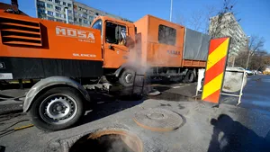Doi muncitori care lucrau la sistemul de canalizare, loviţi de un microbuz. Accidentul, produs de un tânăr în vârstă de 20 de ani