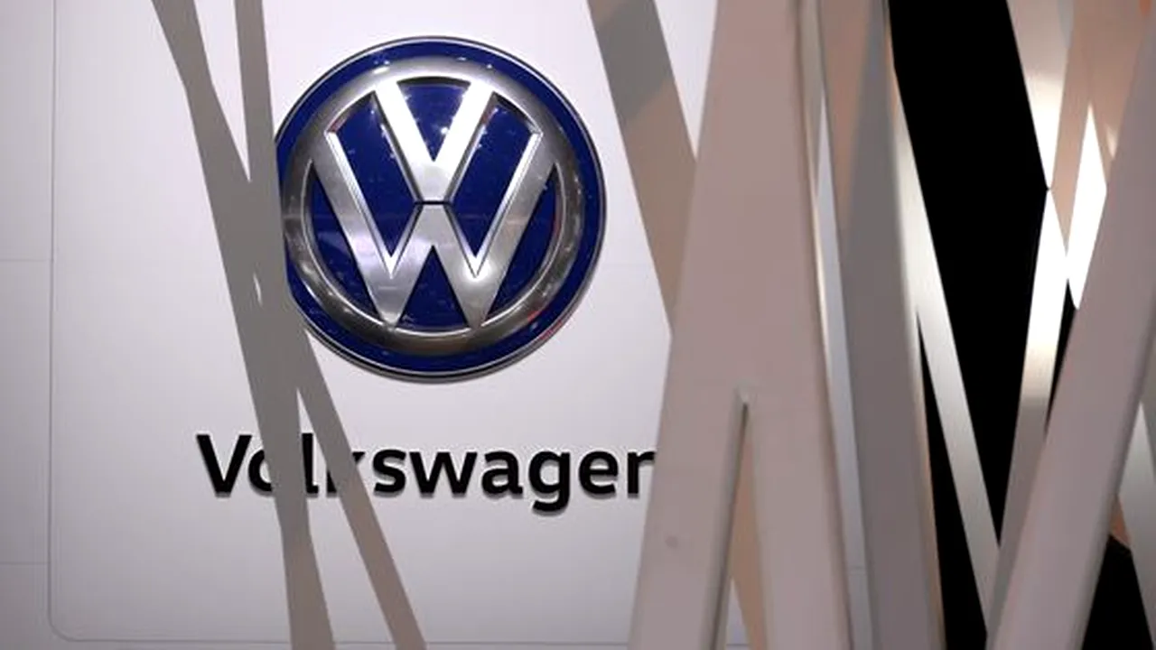 Protest extrem: Un tren cu maşini Volkswagen a fost blocat în Germania/ Activiştii s-au legat cu lanţuri de şine | VIDEO