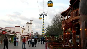 Pregătirile pentru 1 Mai sunt în toi la Mamaia: Curăţenie, reparaţii, plantarea de palmieri