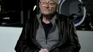 Suferinţa legendarului Phil Collins, liderului trupei Genesis: „Nu mai pot ţine bagheta în mână”