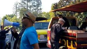 Muzicienii au protestat în faţa casei unuia dintre şefii Disney. Ce îi nemulţumeşte pe manifestanţi - VIDEO