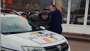 IMAGINILE ZILEI | O tânără de 19 ani este lovită şi înjurată de paznicii unui spital din Craiova