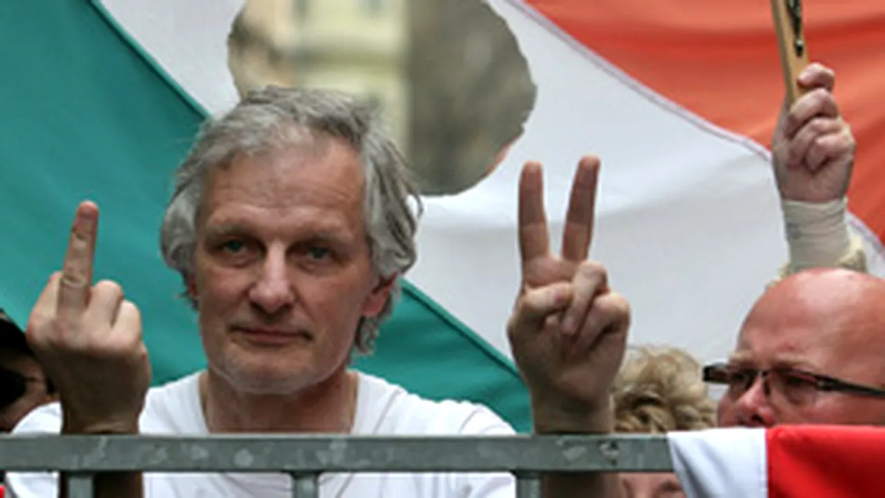 Manifestanţii ungari de extremă-dreaptă au atacat un monument sovietic din Budapesta