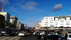 LUARE DE OSTATICI într-un oficiu poştal din apropiere de Paris. Autorul, un bărbat cu antecedente psihiatrice