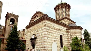 Sute de credincioşi la sfinţirea picturii şi a lucrărilor de la Biserica Domnească din Capitală