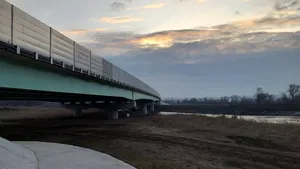 Lotul de autostradă terminat, dar care nu are panglica tăiată din cauza lucrărilor la un pod. Asociaţie: Este o bătaie de joc