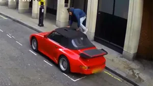 Viaţa bate filmul: Un hoţ din Marea Britanie a încercat să fure două automobile Porsche în doar 20 de minute - VIDEO 