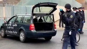 VIDEO: Un individ a lovit intenţionat cu un vehicul poarta sediului Cancelariei Germaniei