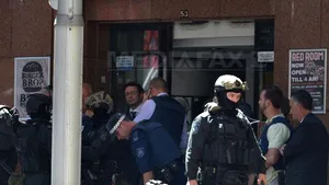 Luare de ostatici la Sydney într-o cafenea. Ostaticii, eliberaţi după ce cafeneaua a fost luată cu asalt. Trei persoane au murit, inclusiv autorul luării de ostatici, şi şase au fost rănite - FOTO, VIDEO