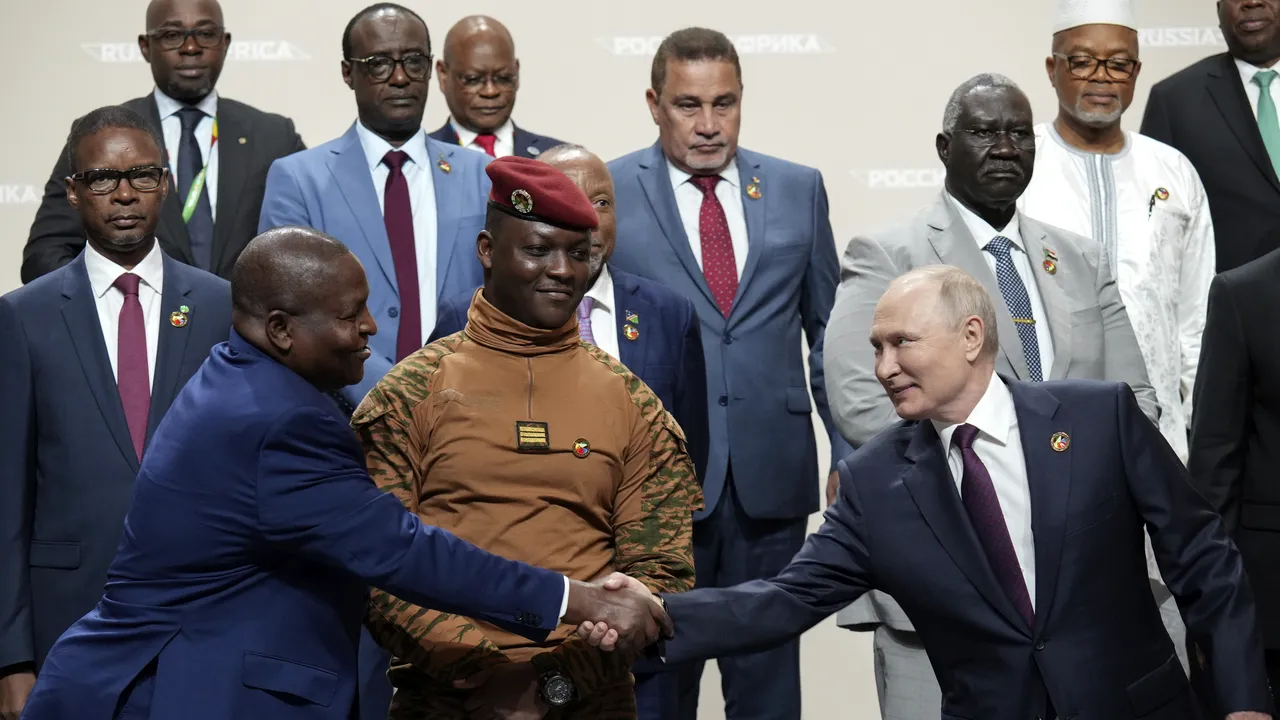 Analiză: Rusia oferă guvernelor africane „pachet de supravieţuire a regimului” în schimbul resurselor