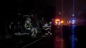 Autocisternă cu benzină, răsturnată la intrarea în municipiul Fălticeni