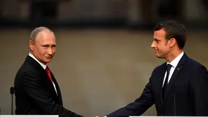 FOTO, VIDEO | Mesajele de forţă prin care Macron s-a impus în faţa lui Putin. Toţi ochii, pe stângerea de mână a celor doi lideri: 7 secunde, în faţa camerelor 
