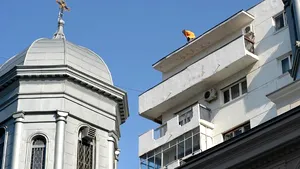 Femeia care ameninţa că se sinucide s-a aruncat de pe blocul unde a stat mai bine de 30 de ore - FOTO