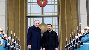 Schimbare de traseu. Zelenski a renunţat să meargă la Riad unde discută ruşii cu americanii, dar a mers în Turcia. Întâlnire şi conferinţă cu Erdogan