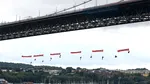 Protest inedit Greenpeace: activiștii s-au suspendat de un pod, blocând traficul naval