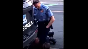 VIDEO: Un poliţist a provocat moartea unui bărbat de culoare după ce a stat cu genunchiul pe gâtul său mai mult de 5 minute. Anchetă şi proteste în SUA