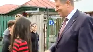Iohannis a dăruit unei tinere o tabletă, să vorbească pe Skype cu mama sa plecată la muncă în Italia - VIDEO