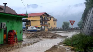 MAI: Trei tone de alimente, apă, pături şi saltele, transportate în Mehedinţi, pentru sinistraţi