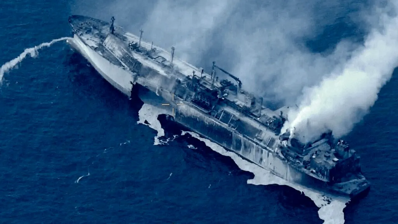 „Bombă ecologică”. Italia avertizează că un petrolier rus, grav avariat, ar putea exploda în orice moment în Marea Mediterană. Nava plutește în derivă