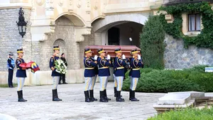 Sicriul cu trupul neînsufleţit al Reginei Ana a fost depus în Holul de Onoare de la Castelul Peleş. Programul vizitei oficialităţilor pentru condoleanţe - GALERIE FOTO 