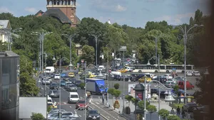 Bătaie cu flori, pe Calea Victoriei. Traficul rutier este restricţionat pe o parte din bulevard