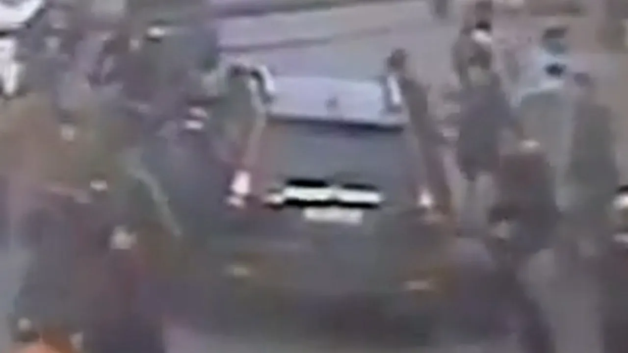 SOLIDARITATE IMPRESIONANTĂ: Momentul în care trecătorii ridică o maşină de teren pentru a elibera o fetiţă prinsă dedesubt - VIDEO