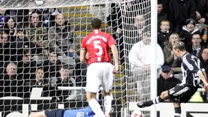 Van der Sar a primit gol după 1.311 minute de invincibilitate (Video)