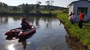 FOTO: Incident tragic. Un bătrân de 70 de ani s-a înecat într-un lac din Bistriţa-Năsăud