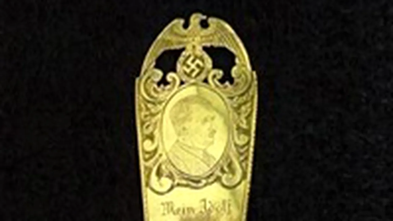 Românul care a încercat să vândă un semn de carte al lui Hitler a pledat vinovat