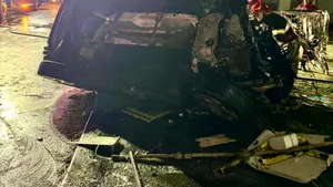 Doi tineri au murit după ce mașina lor a intrat într-o clădire din Găești și a luat foc