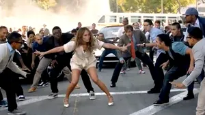 Noul videoclip Jennifer Lopez: Cum a atras vedeta dragostea a zeci de bărbaţi - VIDEO