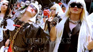 REPORTAJ: Atmosfera înaintea concertului susţinut de Lady Gaga. Sute de tineri costumaţi excentric au aşteptat ore în şir să intre în Monster Pit