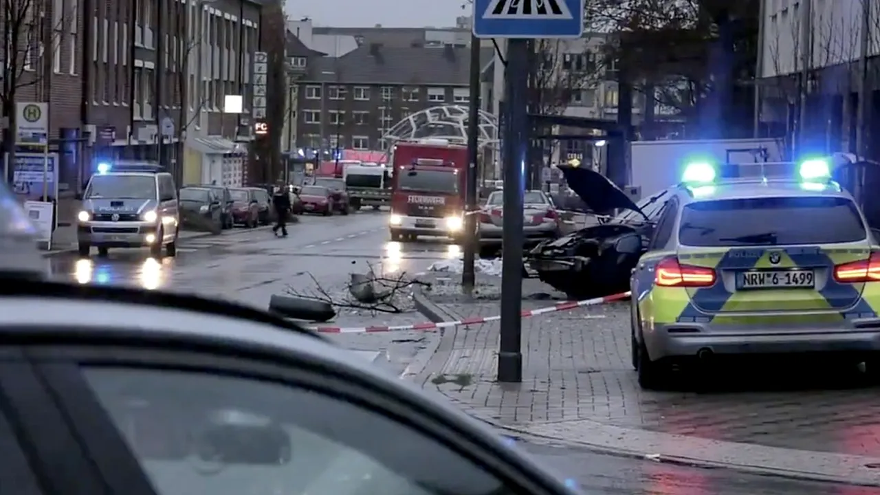 ALERTĂ în Germania: O femeie a murit, alte nouă persoane rănite, după ce o maşină a intrat într-o staţie de autobuz | FOTO, VIDEO