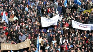 Greva generală de la Dacia Piteşti este legală şi continuă