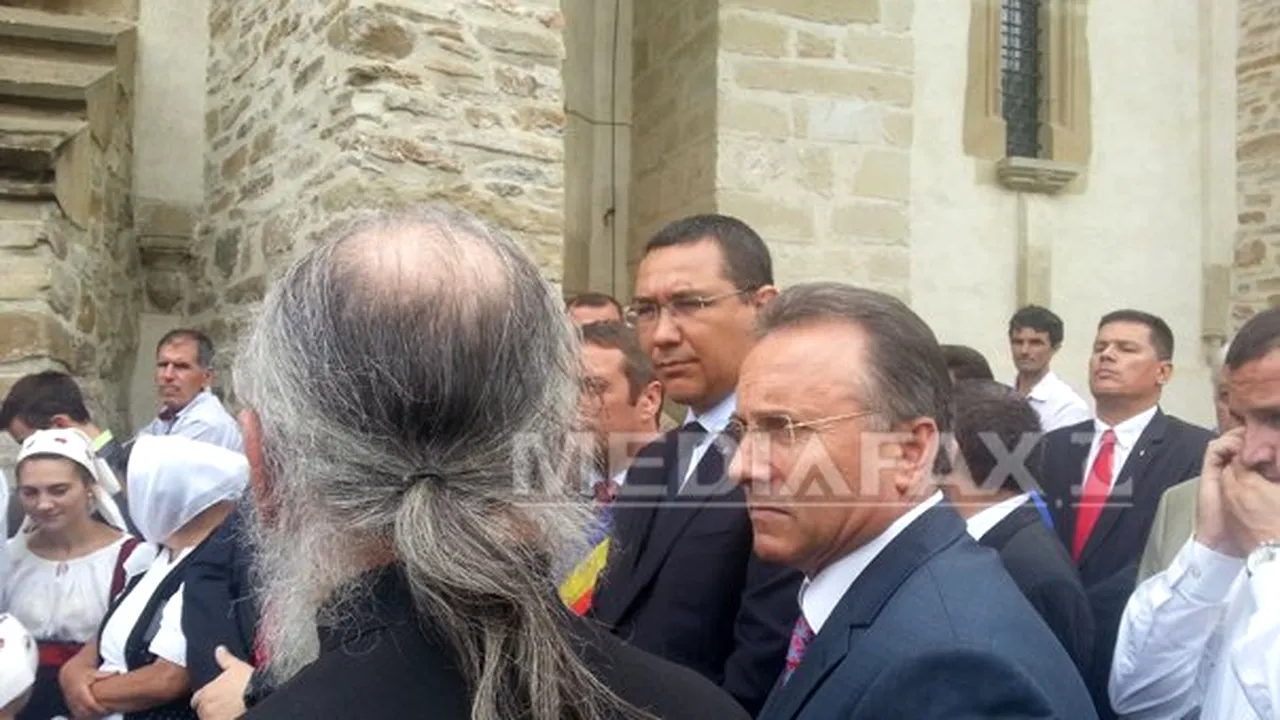 Peste 10.000 de persoane, la slujba de la Mănăstirea Putna la care a asistat şi premierul Ponta