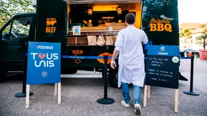 Dacă nu poţi ajunge la burgeri, vin ei la tine. Proprietarii rulotelor cu mâncare încasau şi 100.000 de lei pe weekend, dar acum trebuie să se reinventeze