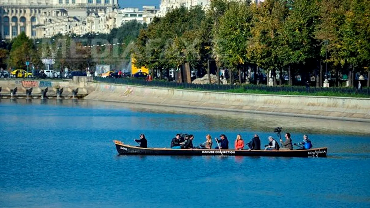 REPORTAJ: Patzaichin, două canotci, zeci de bucureşteni, mult entuziasm - au cucerit o parte din Dâmboviţa - FOTO