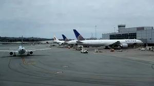 Un pilot al unei mari companii aeriene este acuzat că a distribuit, timp de 10 ani, imagini şi clipuri video explicite cu o însoţitoare de zbor