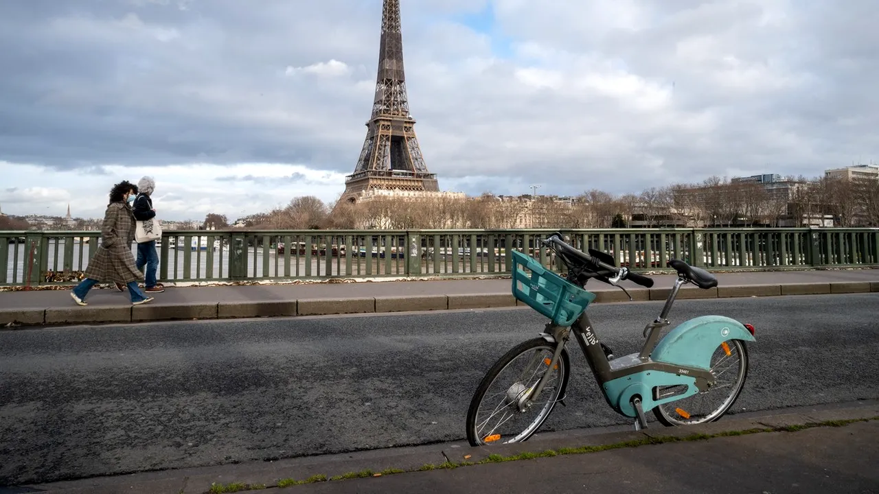 Autorităţile din Franţa pregătesc un lockdown pentru Paris după ce incidenţa a depăşit 4 la mie