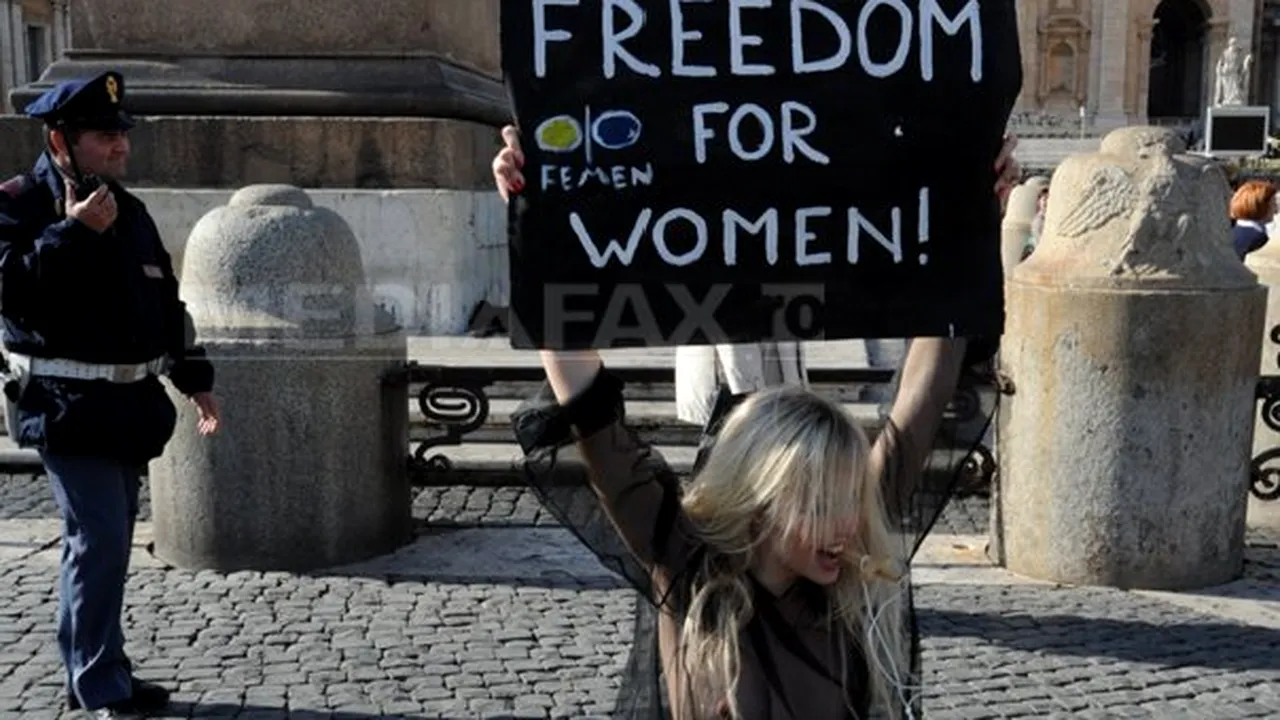 Topless în Piaţa Sfântul Petru din Vatican: O feministă ucraineană s-a dezbrăcat imediat după rugăciunea Angelus a Papei - FOTO