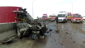 FOTO Şase persoane rănite pe Centura de Vest a Ploieştiului după ce un TIR s-a izbit de parapeţi
