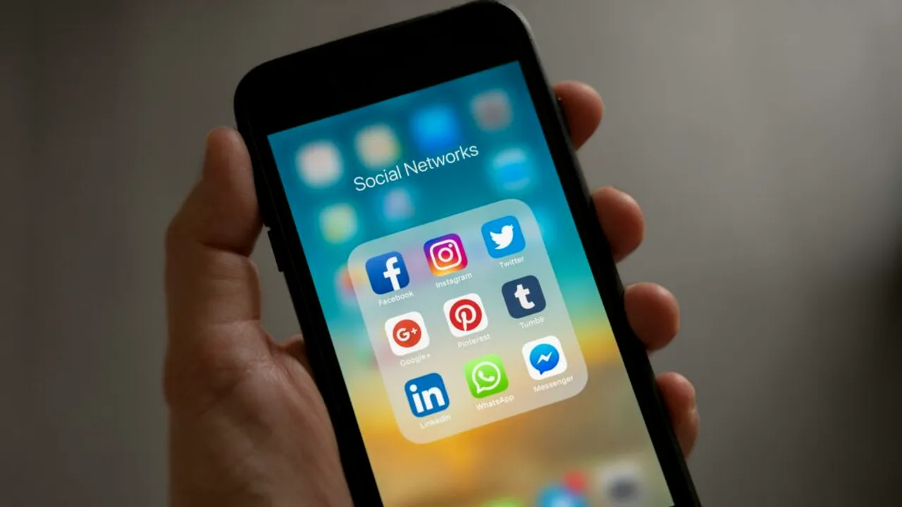 Psiholog: Cum să te fereşti de influenţa social media când iei o decizie