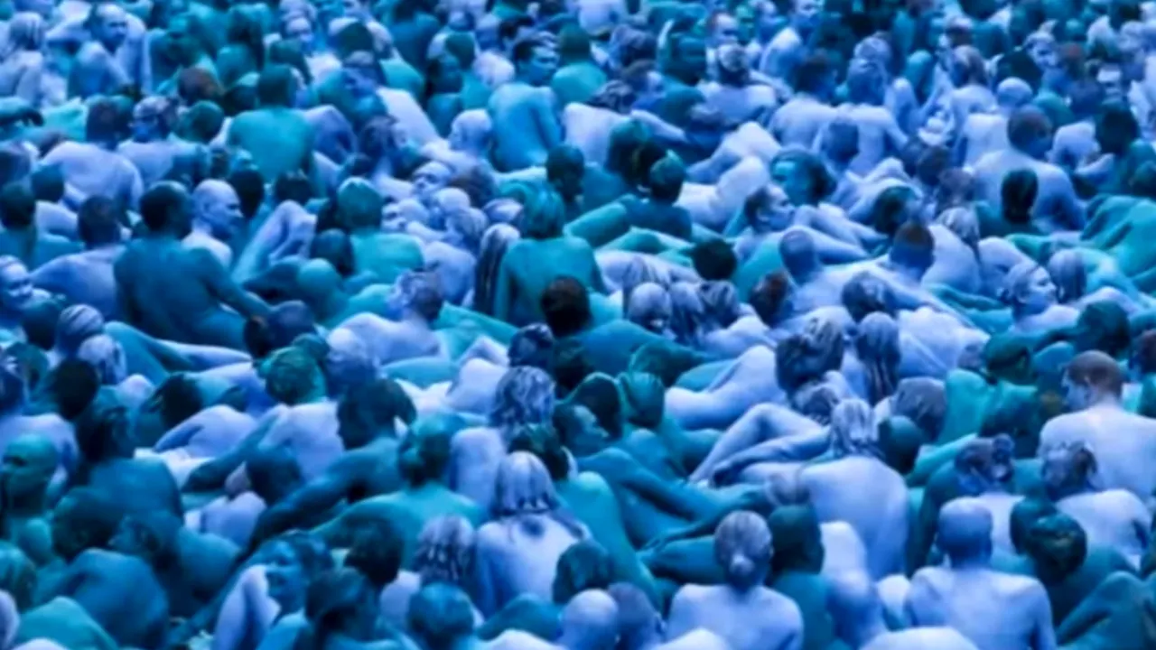 Artă urbană: Mii de oameni dezbrăcaţi şi pictaţi în albastru, fotografiaţi de Spencer Tunick, în Anglia - VIDEO