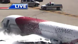 Un avion de pasageri a luat foc pe un aeroport din SUA. Mai multe persoane au fost rănite - VIDEO