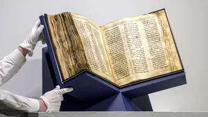 Cea mai veche şi mai completă Biblie ebraică s-a vândut cu 38 de milioane de dolari la o licitaţie