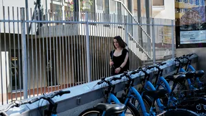 Primăria Sectorului 6 face teste: montează rastele pentru biciclete fără a-i anunţa pe locuitori